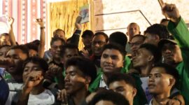 Wakil Gubernur Maluku, Abdullah Vanath berdiri bersama mahasiswa Universitas Islam Negeri (UIN) A.M. Sangadji Ambon di Tribun Lapangan Merdeka Ambon, Senin (7/9/2026) malam. (Foto : Diskominfo Maluku)