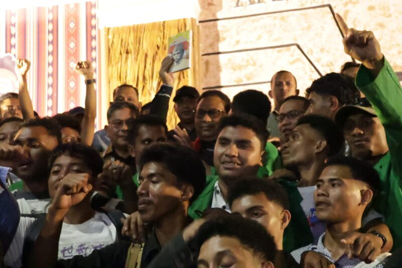 Wakil Gubernur Maluku, Abdullah Vanath berdiri bersama mahasiswa Universitas Islam Negeri (UIN) A.M. Sangadji Ambon di Tribun Lapangan Merdeka Ambon, Senin (7/9/2026) malam. (Foto : Diskominfo Maluku)