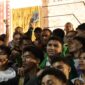 Wakil Gubernur Maluku, Abdullah Vanath berdiri bersama mahasiswa Universitas Islam Negeri (UIN) A.M. Sangadji Ambon di Tribun Lapangan Merdeka Ambon, Senin (7/9/2026) malam. (Foto : Diskominfo Maluku)