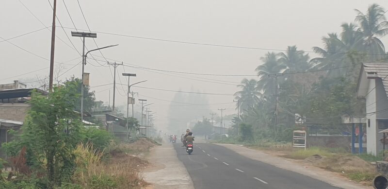 Kabut asap tebal menyelimuti seluruh wilayah Kota Bula, Kabupaten Seram Bagian Timur sejak Senin (12/10/2026) pagi hingga petang. 