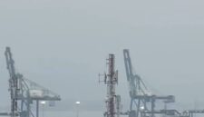Kabut asap akibat kebakaran hutan dan lahan (Karhutla) menyelimuti hampir semua wilayah di Kota Ambon, Sabtu (3/10/2026). (Foto : Skycaperciti Amboina).