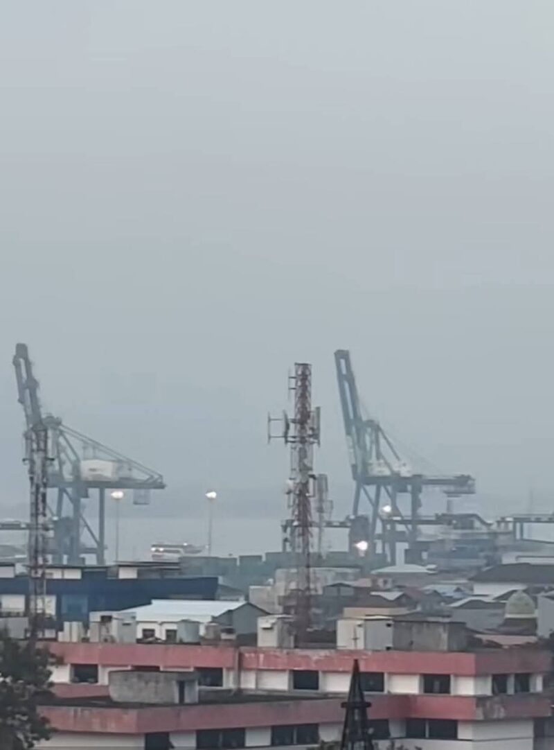 Kabut asap akibat kebakaran hutan dan lahan (Karhutla) menyelimuti hampir semua wilayah di Kota Ambon, Sabtu (3/10/2026). (Foto : Skycaperciti Amboina).