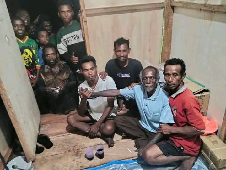 Tiga warga asal Kecamatan Pulau Gorom, Kabupaten Seram Bagian Timur saat berada di rumah salah satu warga Kampung Persiapan Teluk Tawo, Distrik Konda/Kasuweri, Kabupaten Sorong Selatan, Papua Barat Daya, pada Selasa (13/10/2026). (Foto: FB Saleh Alkahfi)
