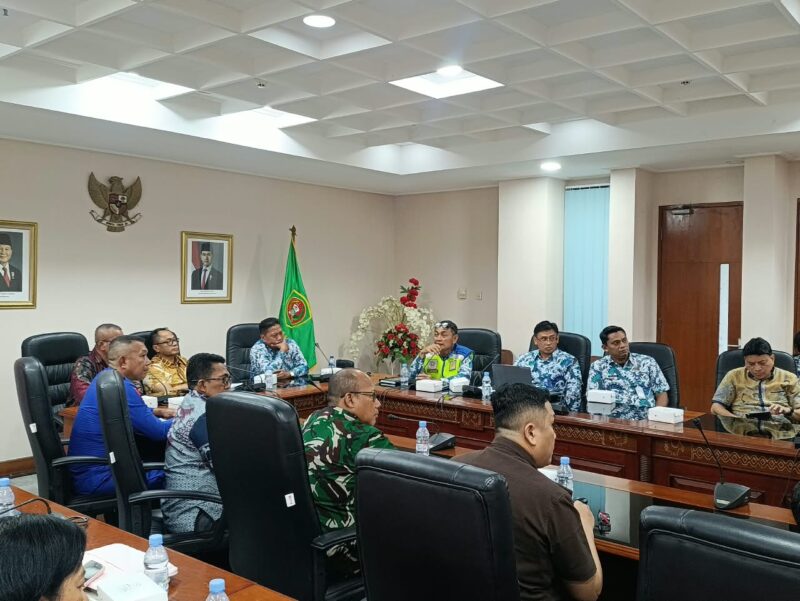 Para pemangku kepentingan mendengarkan pemaparan prakiraan musim hujan pada kegiatan Press Release Informasi Prakiraan Musim Hujan (PMH) 2026/2027 di Kantor Gubernur Maluku, Kamis (8/10/2026). (FOTO : DISKOMINFO MALUKU)
