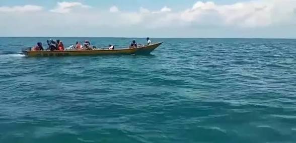 Ilustrasi perahu motor di laut. 